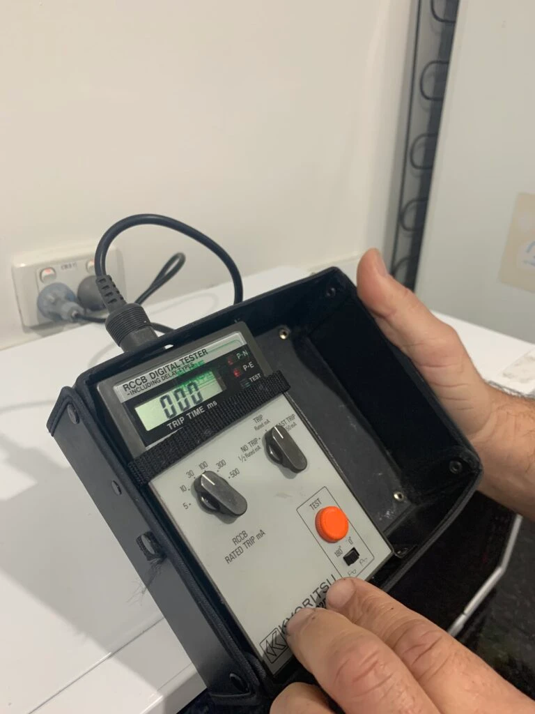 أيدي كهربائي تستخدم جهاز اختبار رقمي احترافي لـ RCCB