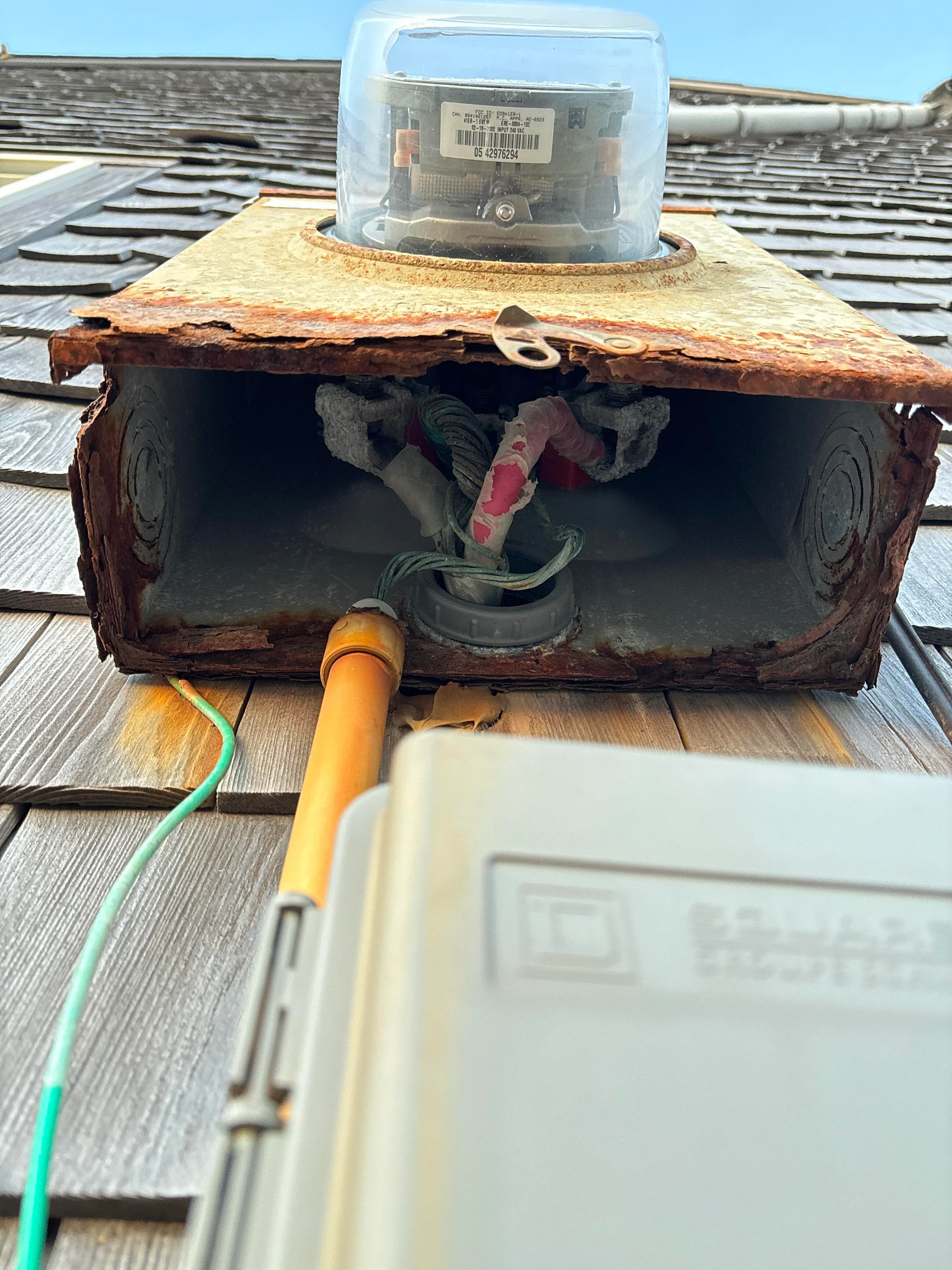 水害によるひどく腐食した屋外ジャンクションボックス