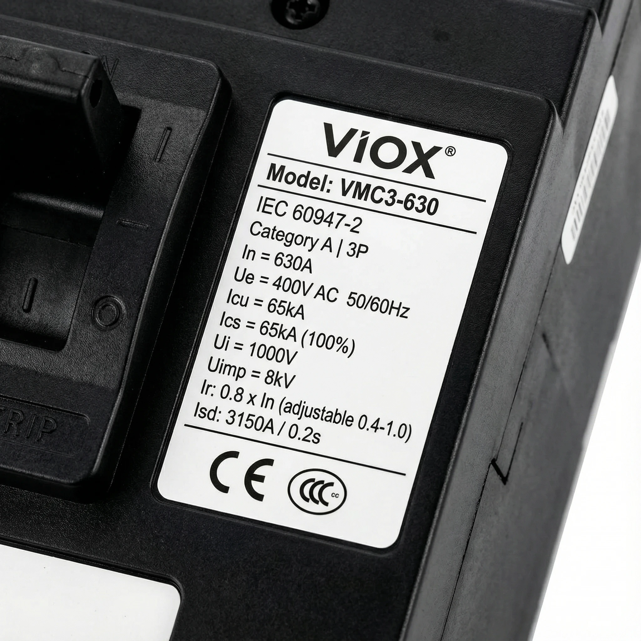 مثال على لوحة تصنيف قاطع التيار المقولب (MCCB) يوضح جميع المواصفات